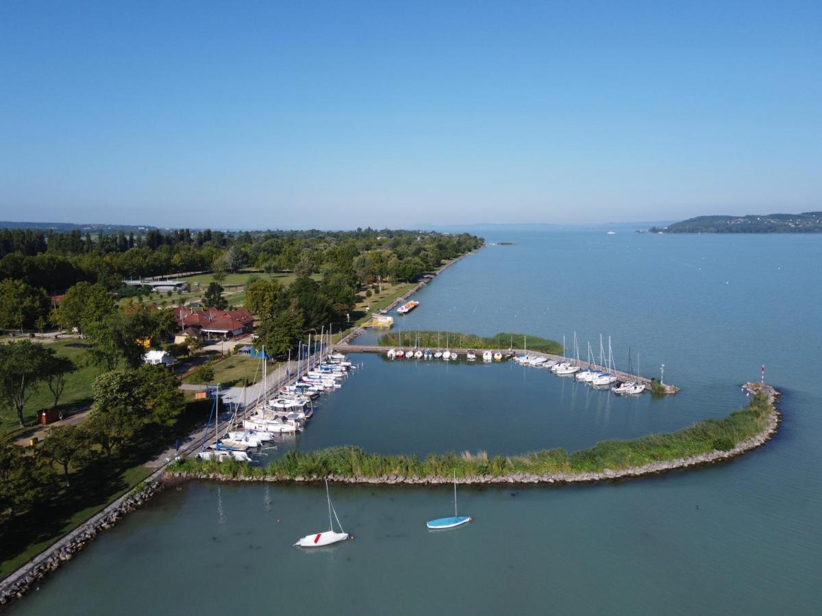 Lakeside Luxury Apartment Замарди Экстерьер фото